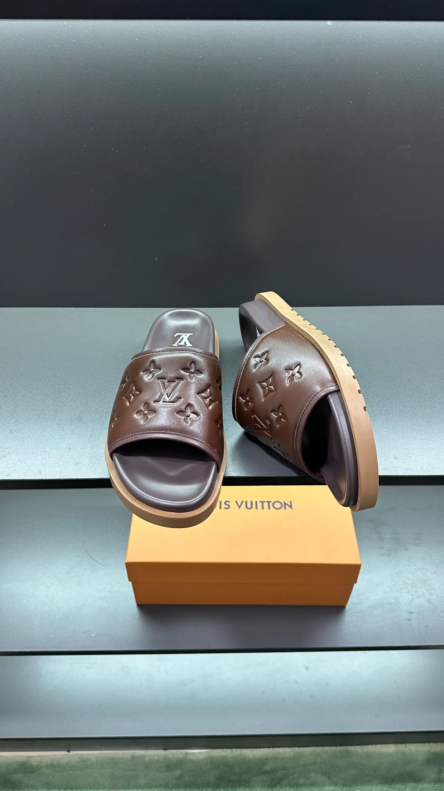 [L Home] P: 300💰Size: 38-45 Top purchasing lv men's summer slippers, classic presbyopia with soft real leather lining, unique color splicing effect, distinctive personality, fashionable and trendy essential style, light and comfortable. Lightweight and tough rubber insole, micro ridged foam outsole, super comfortable!
